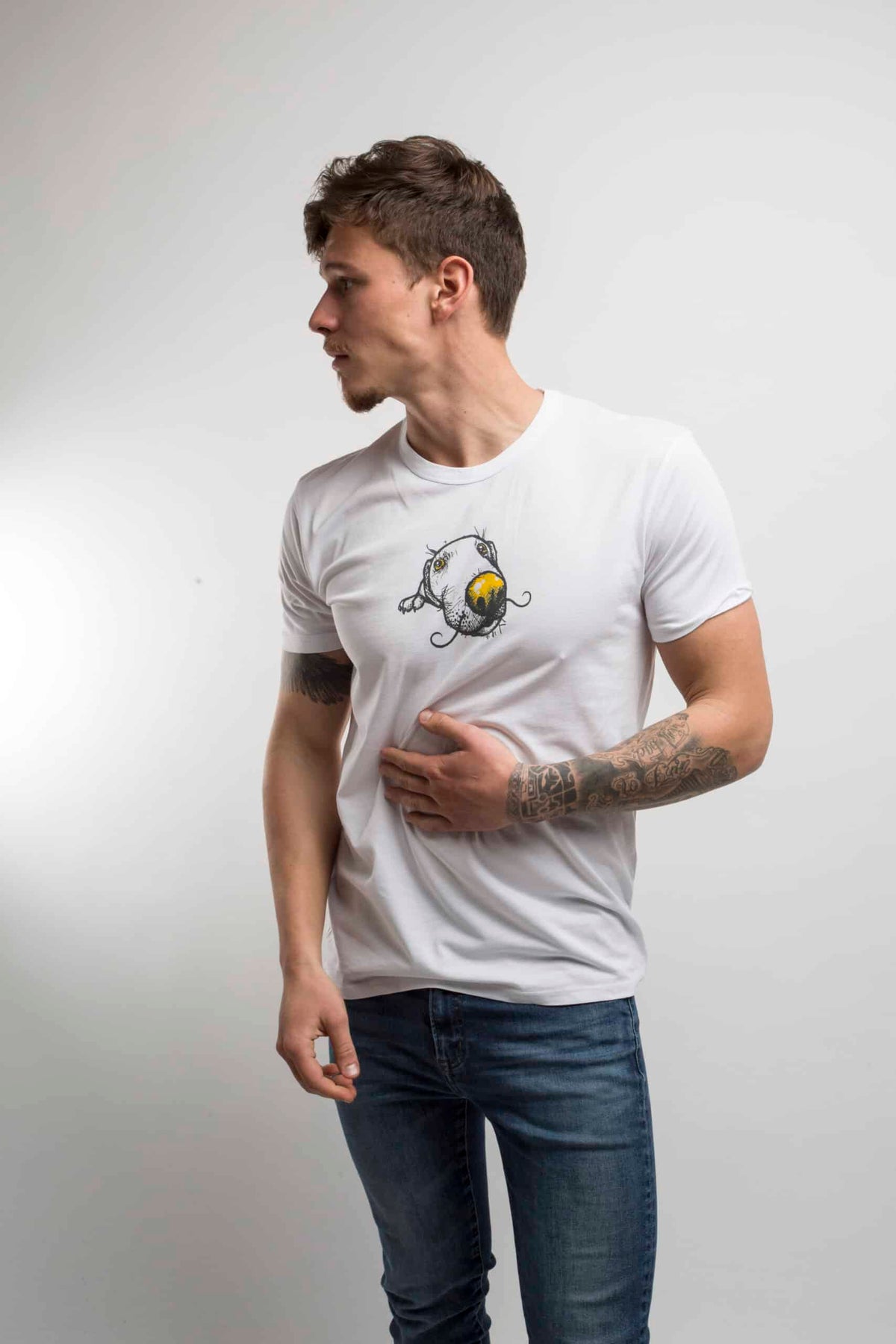 T-SHIRT לבן עם הדפס כלב לבן