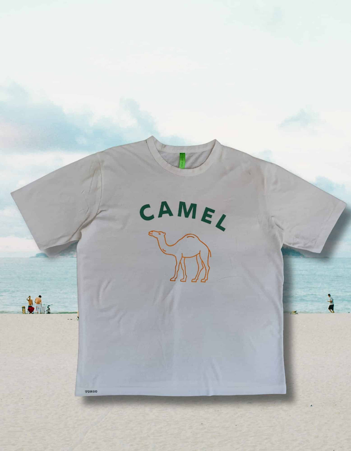 חולצת טי שירט אוברסייז שמנת עם הדפס של גמל CAMEL