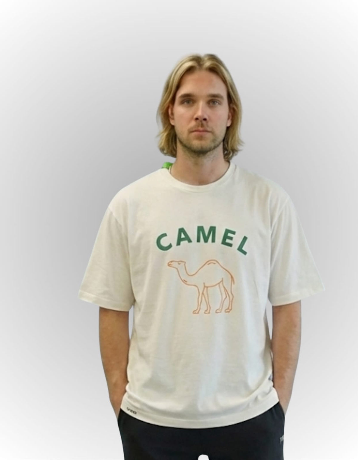 חולצת טי שירט אוברסייז שמנת עם הדפס של גמל CAMEL