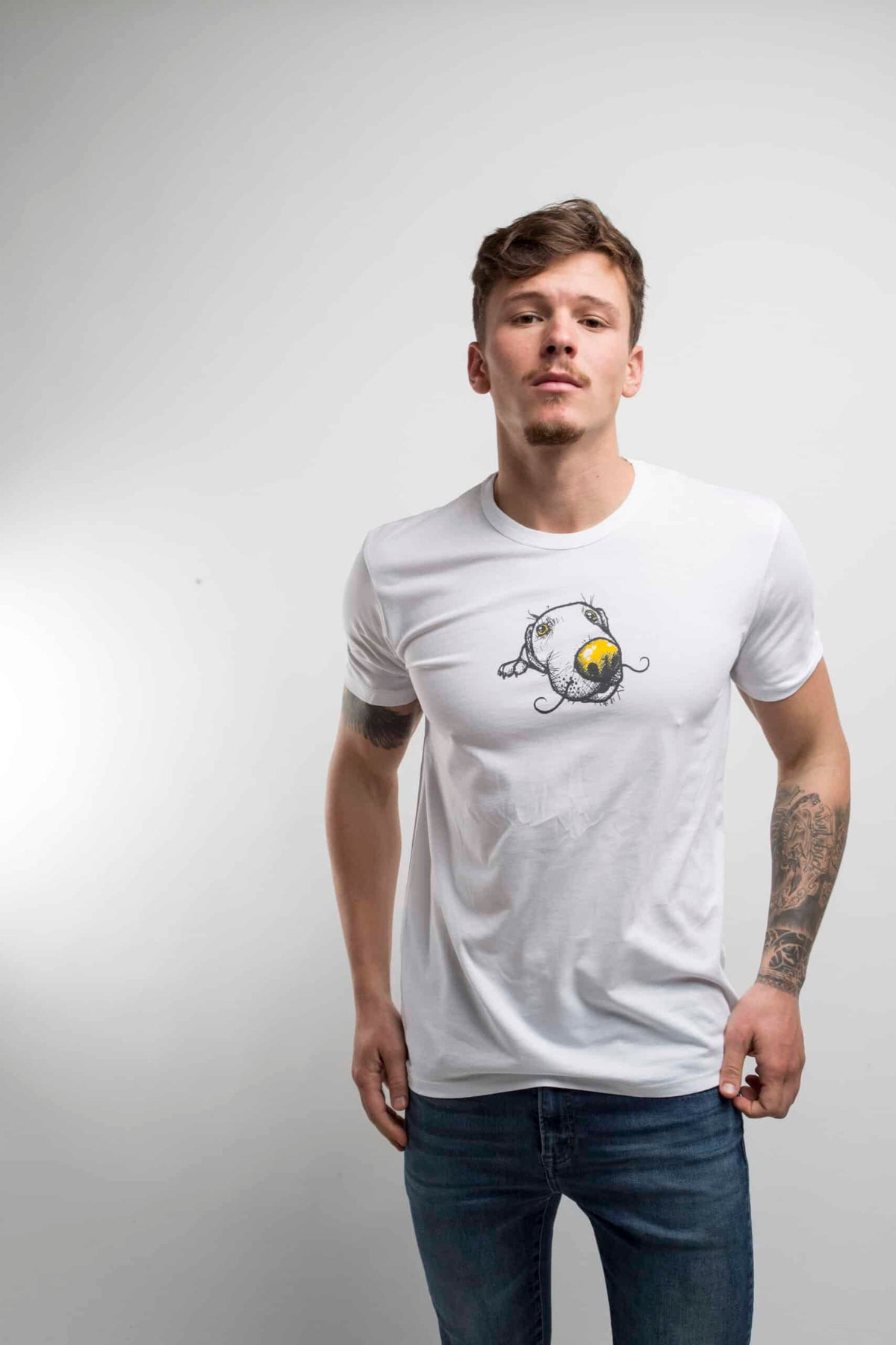T-SHIRT לבן עם הדפס כלב לבן