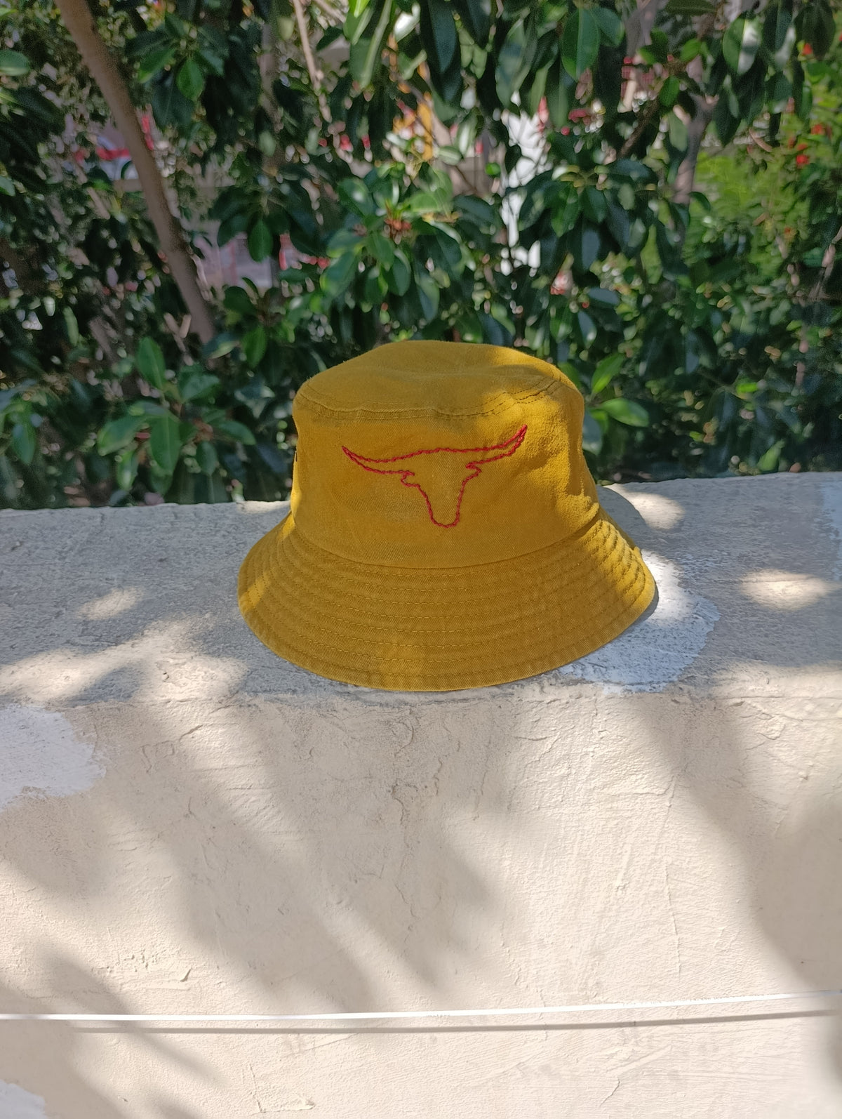 כובע כותנה חרדל וושד | ריקמת  ראש שור בעבודת יד